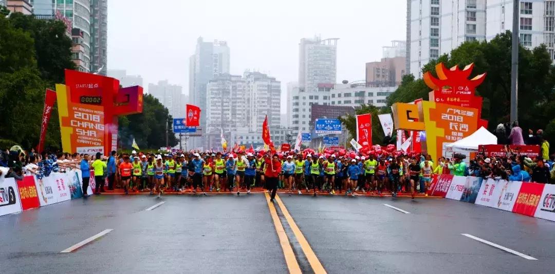 潮流奕歌保驾护航，我们是这样跑过2018长沙马拉松的