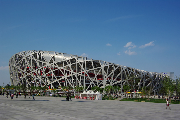 这个体育馆大约一共能容纳多少人,这个体育馆大约能容纳多少人