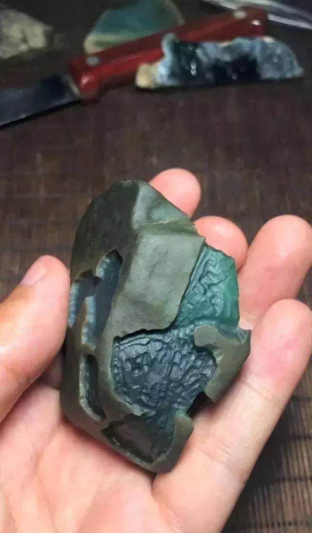 什么样的原石翡翠出高冰,真正的翡翠原石能出现哪些特征呢