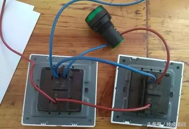 两个开关同时控制一个灯电路图,两个开关控制不同的2个灯