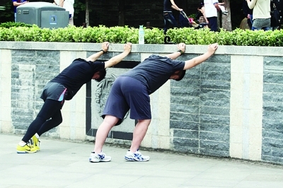 1分钟的“推墙体操”，80岁也能练，告别便秘、膝关节病