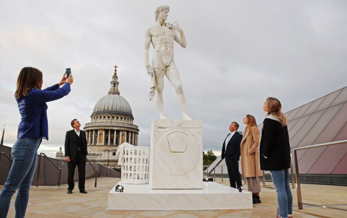 明明是家正经的科技公司,却偏爱恶搞艺术