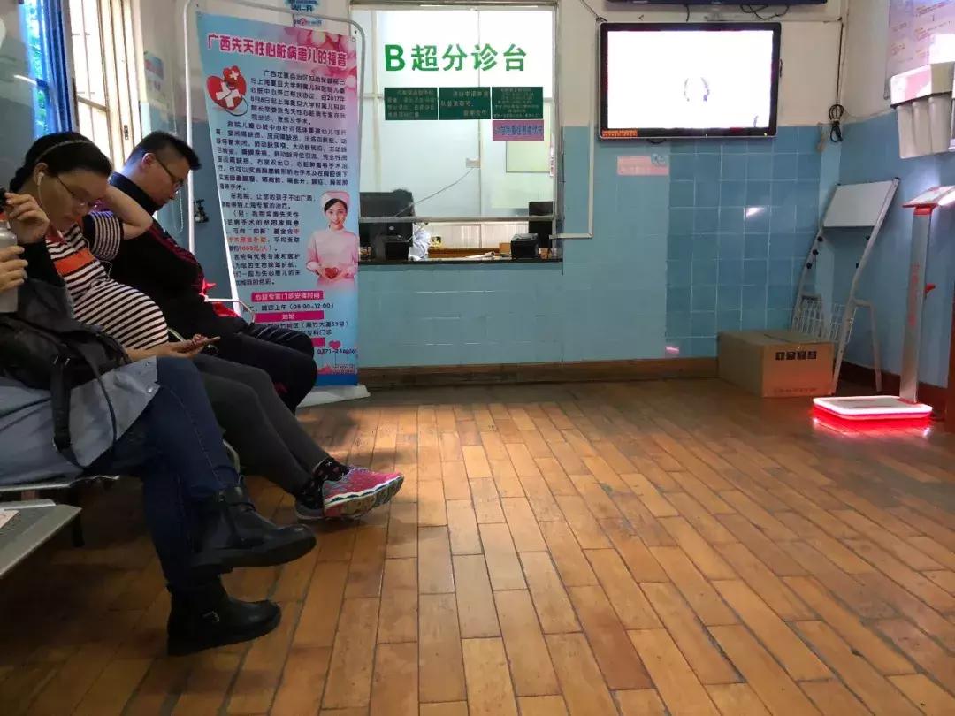 医院窗口低孕妇跪地就诊,医院孕妇挺着大肚子
