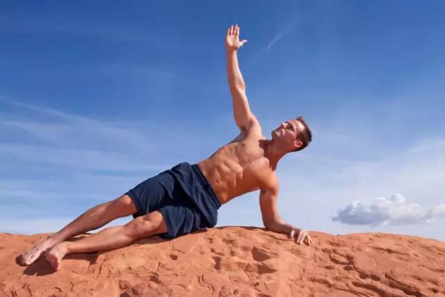 平板支撑一天几组可以练腹肌,平板支撑怎么练最下边的腹肌