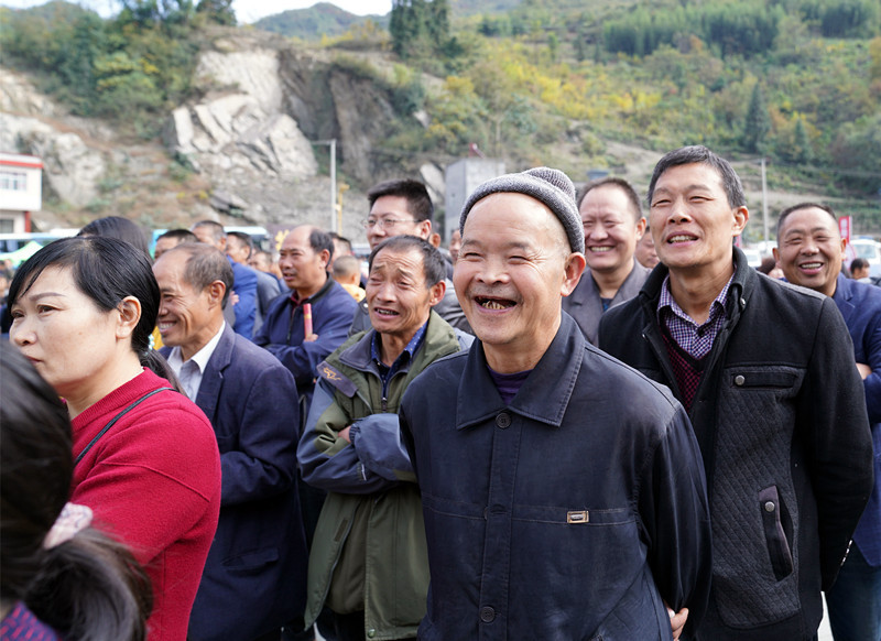 到安康白河县东坡村赶集 游客抢购山货 赏千年银杏 品乡村美食