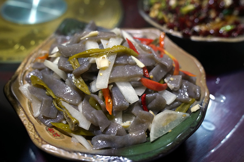 到安康白河县东坡村赶集 游客抢购山货 赏千年银杏 品乡村美食