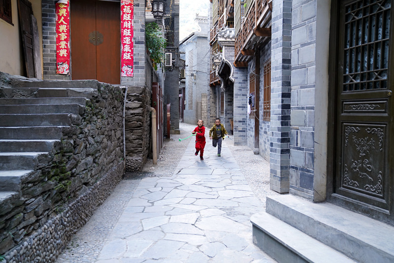 到安康白河县东坡村赶集 游客抢购山货 赏千年银杏 品乡村美食