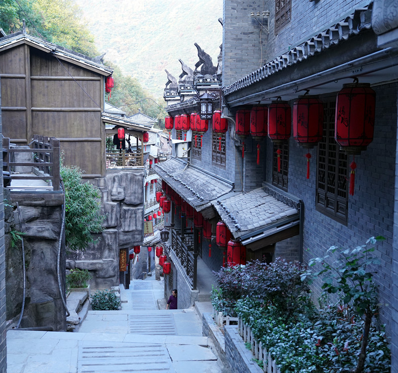 到安康白河县东坡村赶集 游客抢购山货 赏千年银杏 品乡村美食