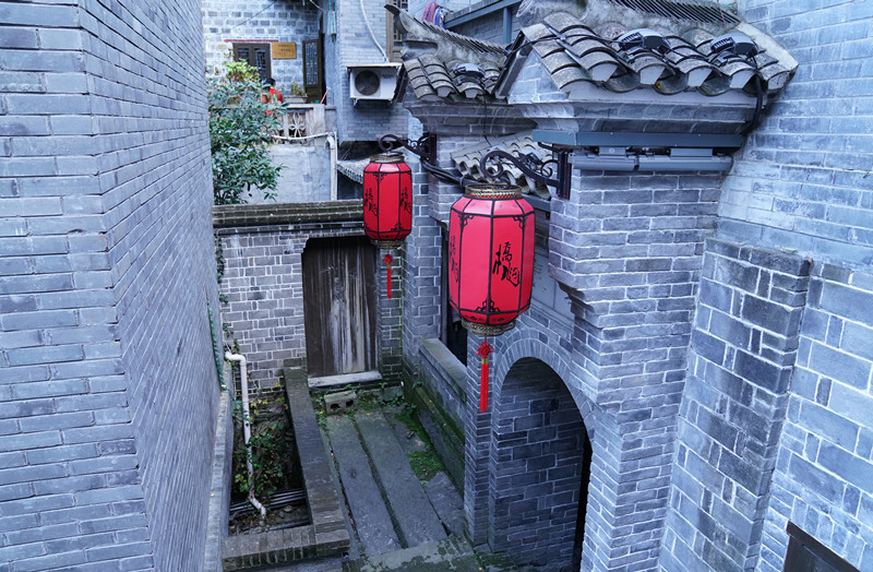 到安康白河县东坡村赶集 游客抢购山货 赏千年银杏 品乡村美食