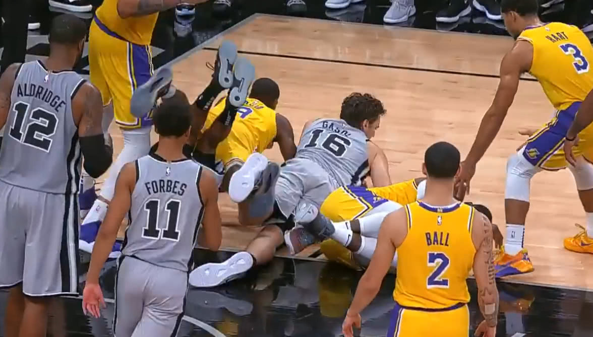 詹姆斯遭肘击，还被大加坐在身下，裁判视而不见，网友议论纷纷！