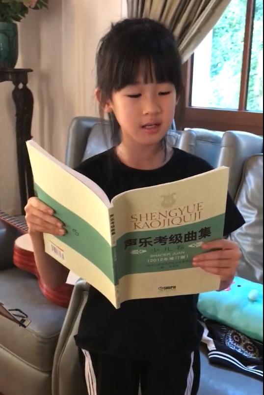 贝儿弹吉他,12岁贝儿弹吉他有模有样