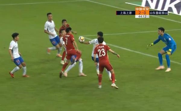 中超搞笑名场面拒和裁判握手,中超再现争议判罚球