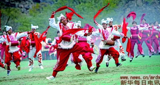 新华每日电讯｜踩着安塞腰鼓激昂的鼓点，伴着信天游高