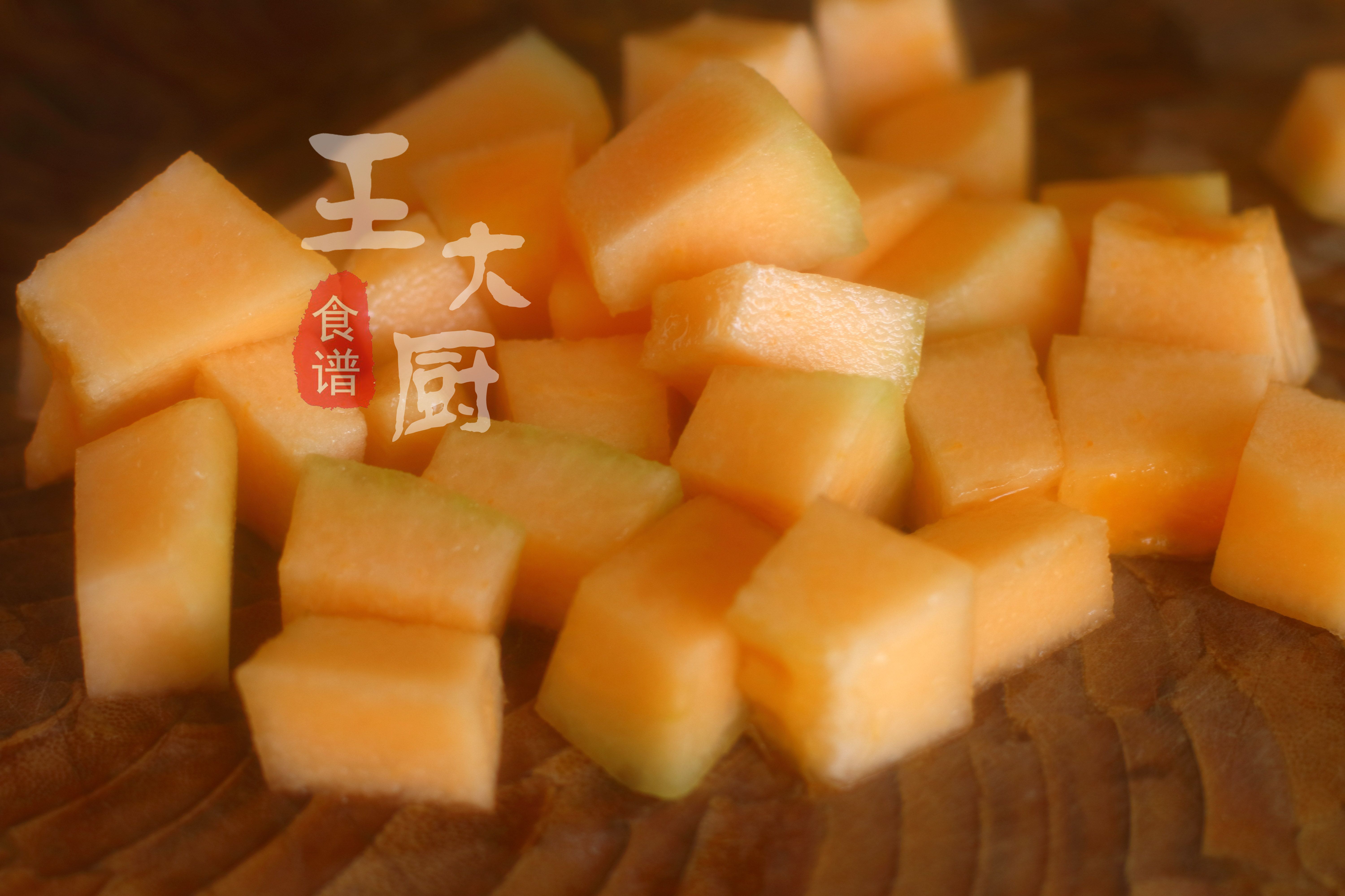 西瓜哈密瓜香蕉火龙果蓝莓酱沙拉,紫甘蓝包菜鸡蛋哈密瓜小番茄沙拉