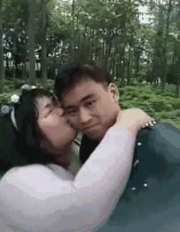 爆笑gif图外国人真会玩真正的王者,搞笑gif趣图为了玩游戏也是拼了