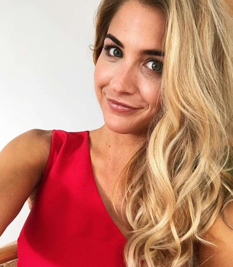 c罗和女友晒私人飞机照,c罗女友带4个孩子现身球场