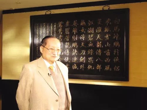 她翻译了《射雕》，外国人直呼：很遗憾人生五张，才开始看金庸