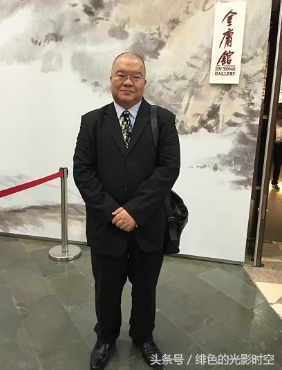 他是金庸的儿子坦言自己成绩不好曾因偷唱碟被罚如今成美食家