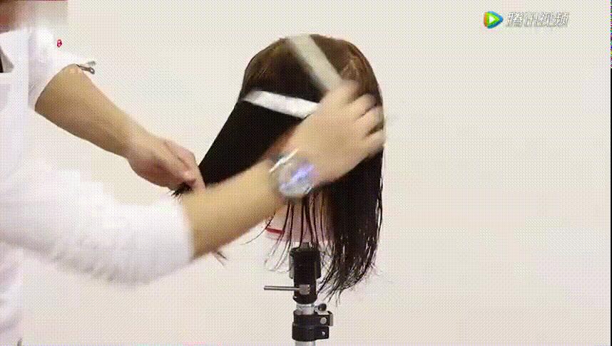 剪发时怎样才能快速弄干净碎发,零基础女士长碎发剪发教程