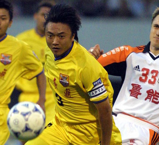 他是川足旗帜，曾向裁判下跪也曾为队友出头受伤，被球迷称为大侠