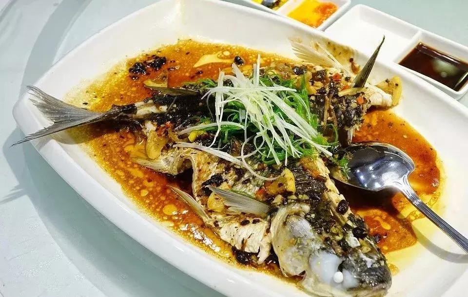 鱼身上哪两个部位不能吃有毒,鱼身上有个伤口还能吃吗