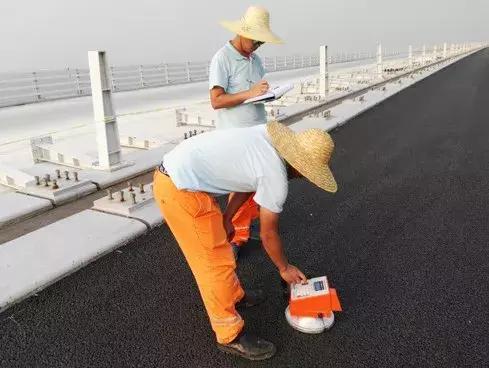 南岸这群人：在港珠澳大桥上铺路！铺成世界之最！