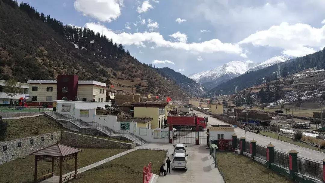 从漏雨“草堂”到现代化校园——*藏西**昌都4000米高原学堂话变迁