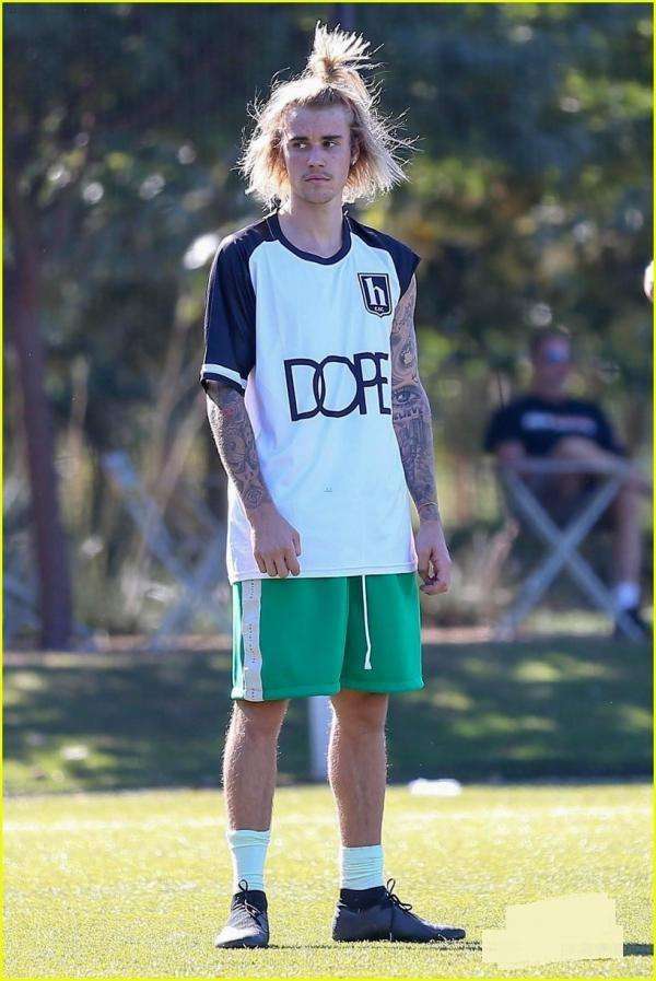 比伯深夜发布长文完整,比伯剪头