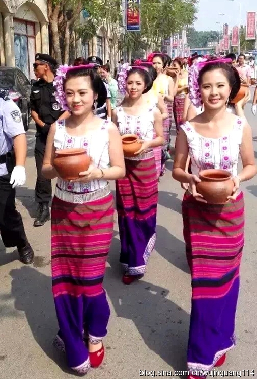 美女云南西双版纳傣族泼水节歌舞,2010西双版纳傣族万人泼水节