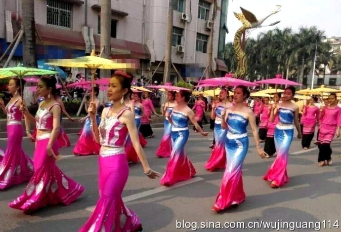 美女云南西双版纳傣族泼水节歌舞,2010西双版纳傣族万人泼水节