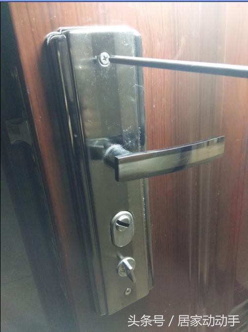 门锁锁芯拆装,智能锁安装师傅更换锁芯