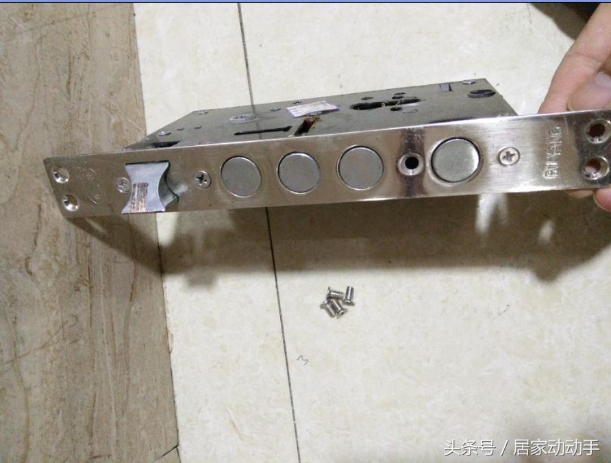 门锁锁芯拆装,智能锁安装师傅更换锁芯