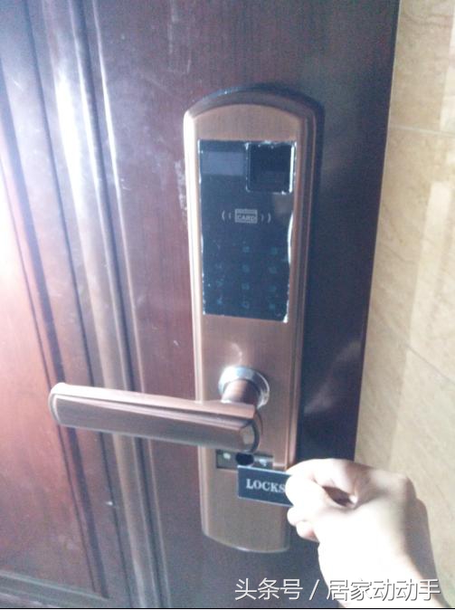 门锁锁芯拆装,智能锁安装师傅更换锁芯
