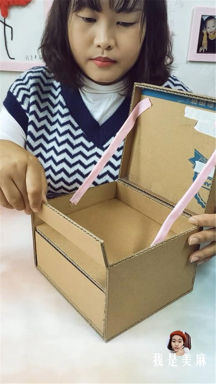 宝宝玩具用纸箱收纳,妈妈拿纸箱做玩具