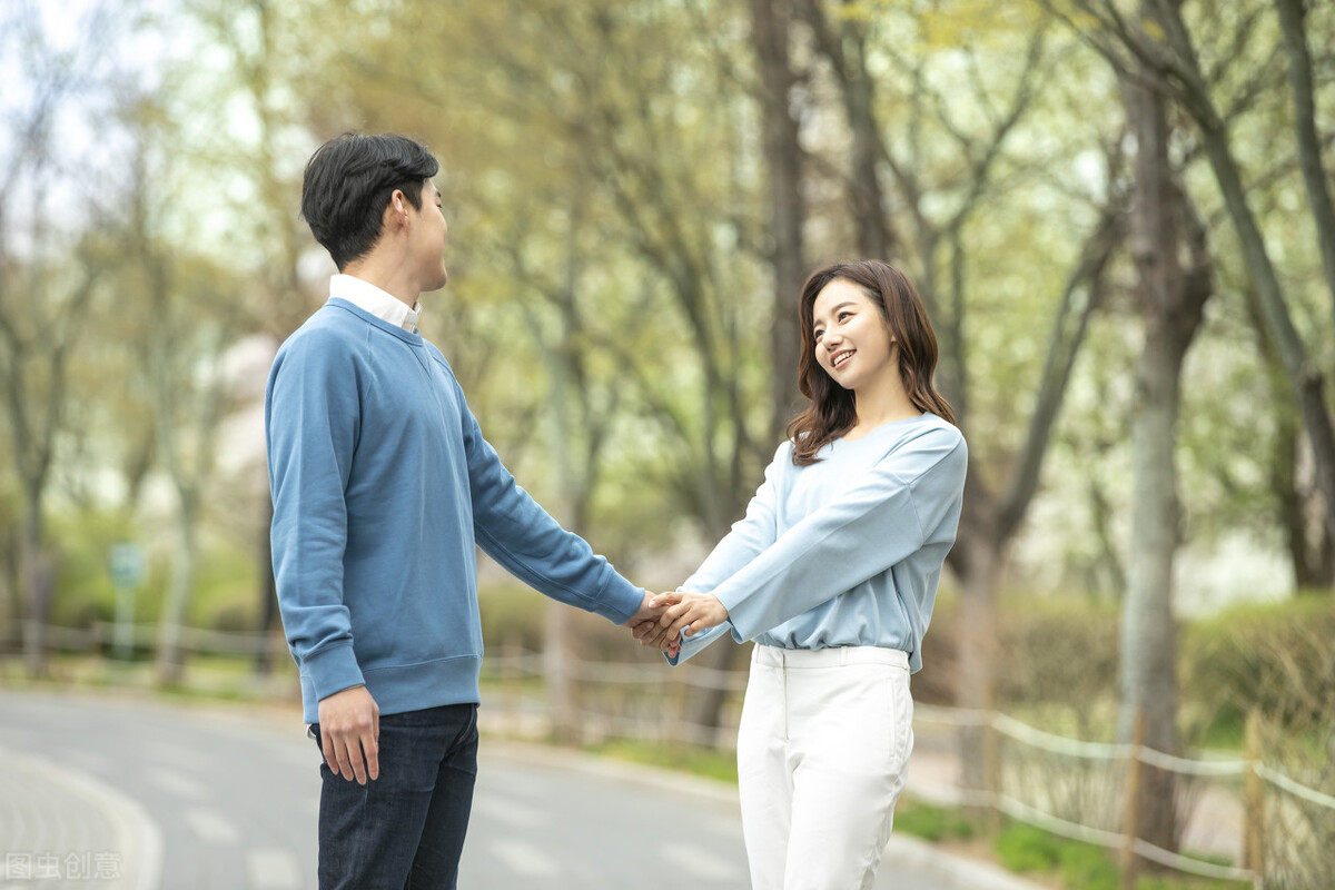 女朋友总被异性撩我该怎么办,为什么女朋友总被异性撩