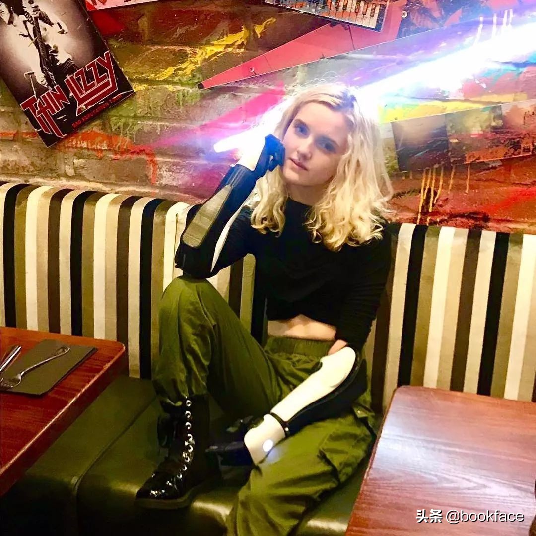 13岁无臂女孩成最酷“美妆博主”:不惧命运的人太酷了