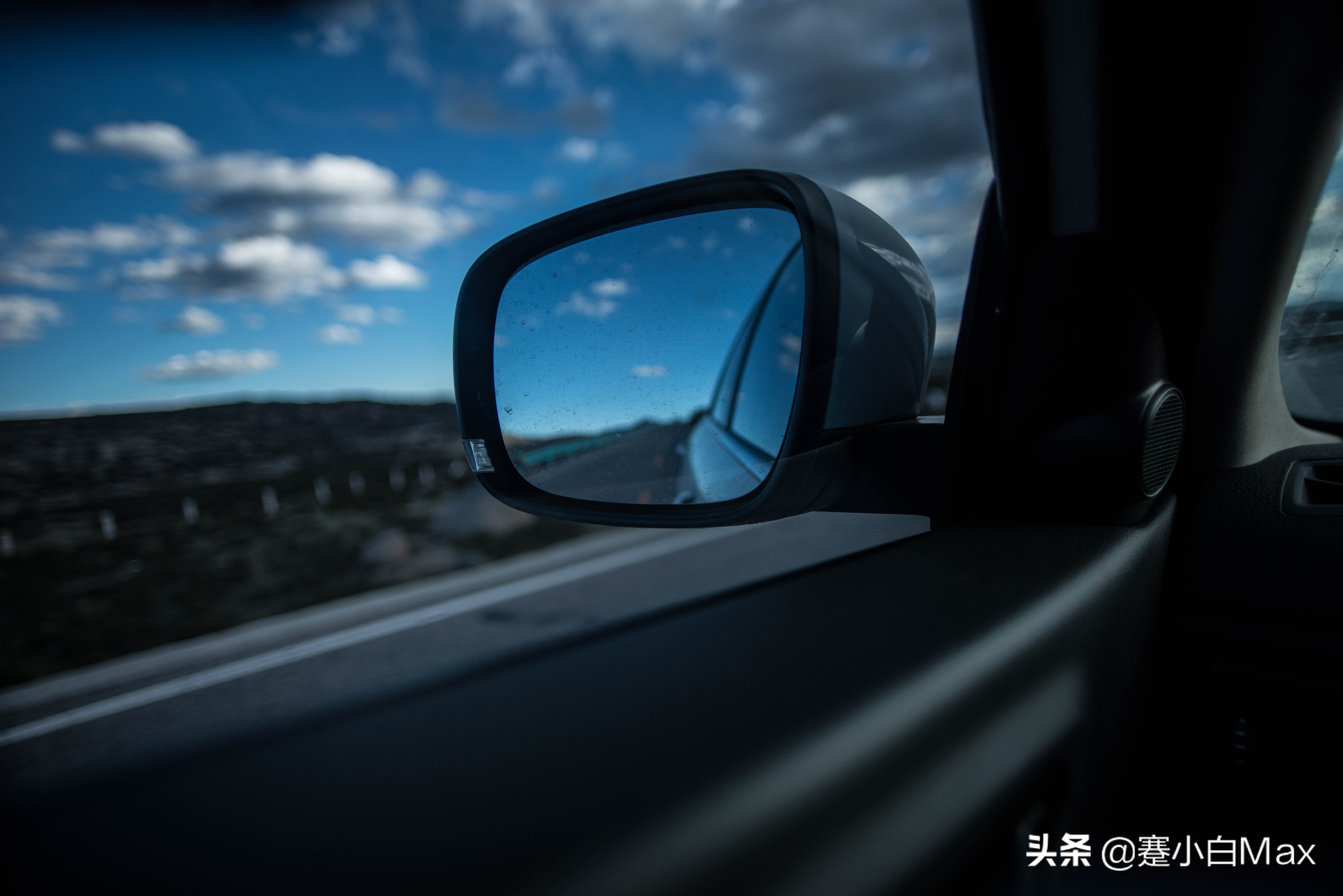 稻城亚丁的文章是谁写的,关于稻城亚丁的一本小说