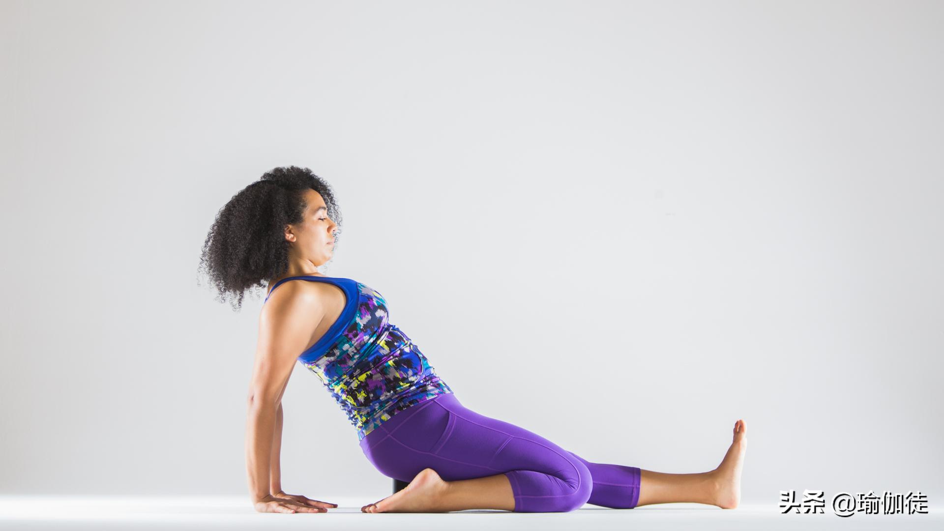 借助瑜伽球锻炼,借助有弹性带练瑜伽