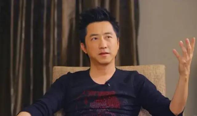 买二手衣服回家补、一张椅子用18年，这8位明星，有钱也没乱花