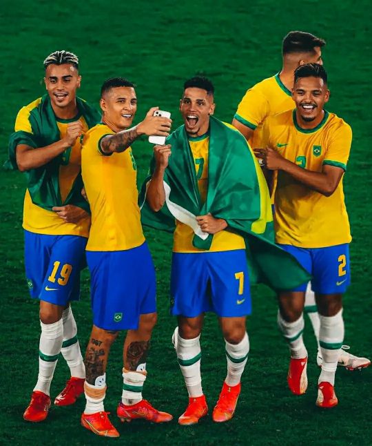 巴西男足拒绝穿赞助球衣,巴西男足夺冠拒穿中企赞助领奖服