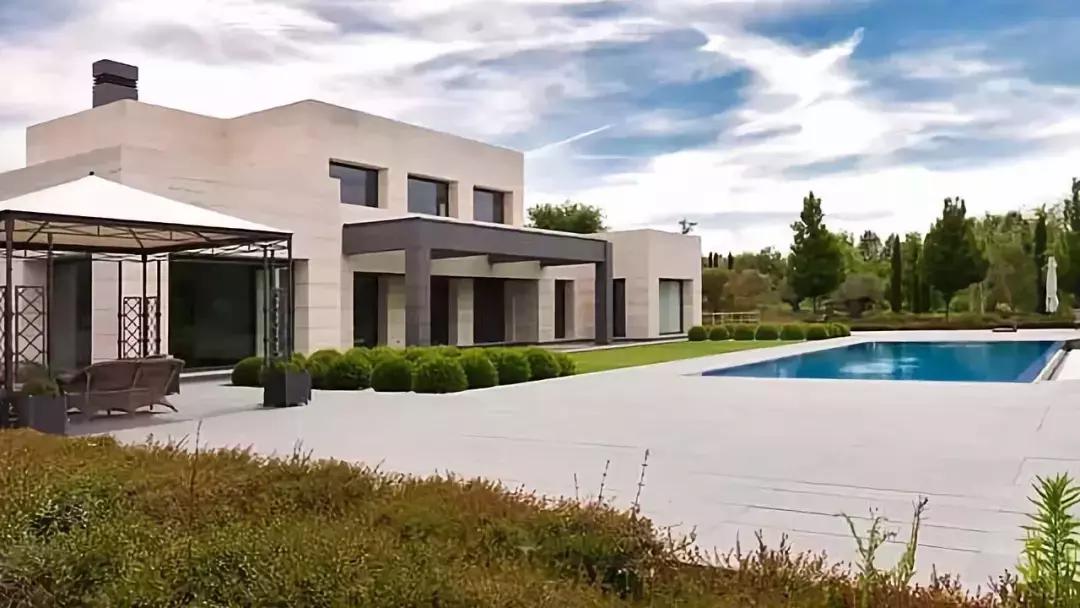 梅西和c罗谁豪宅最好,身价十亿的球星