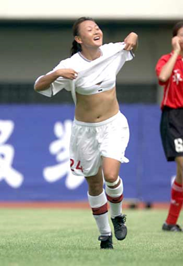 中国女足脱球衣庆祝名场面,女足腹肌秒杀男足