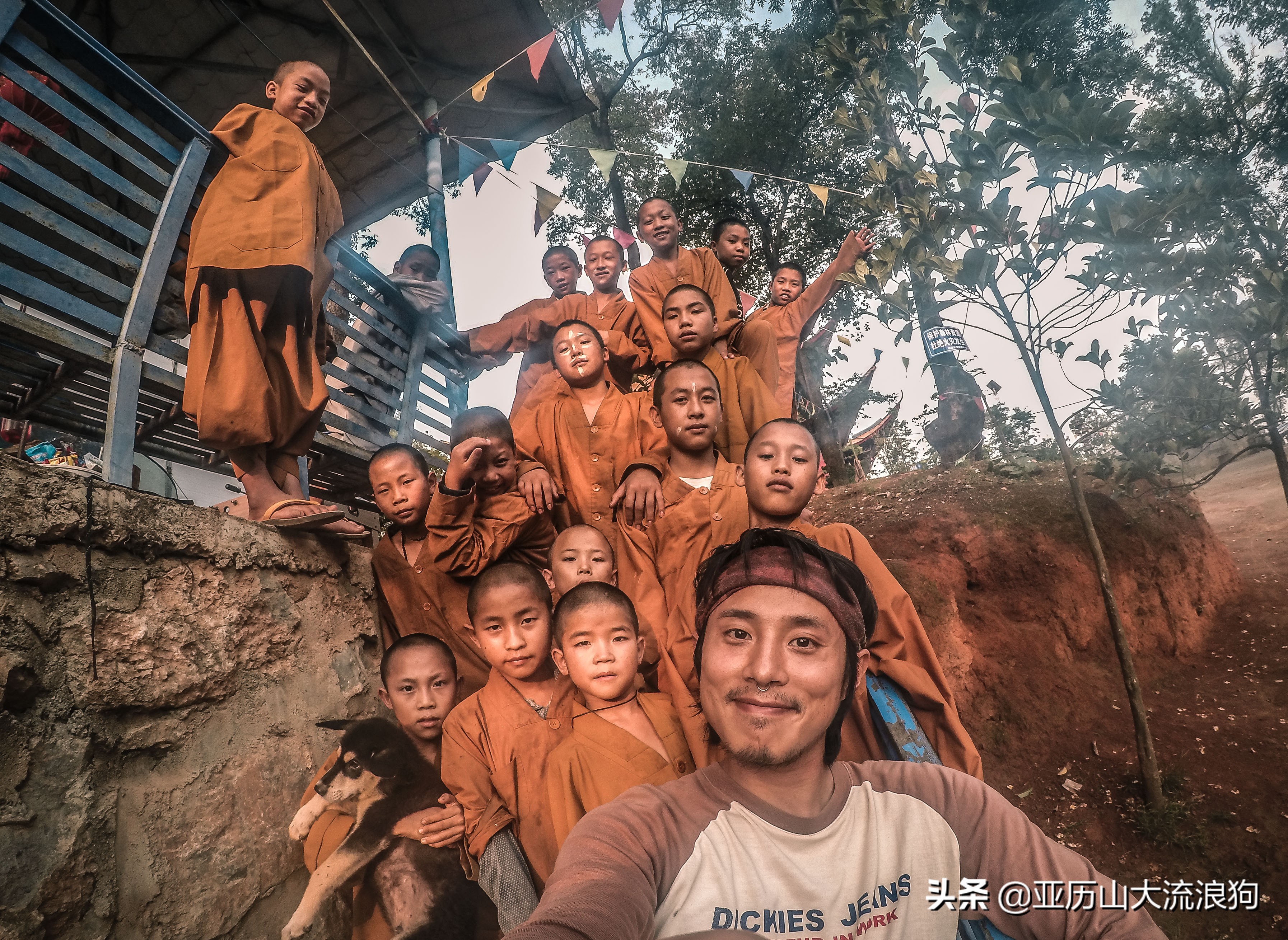 我流浪到中缅边境，发现一座奇特的寺庙，修行的僧人竟都是孩童