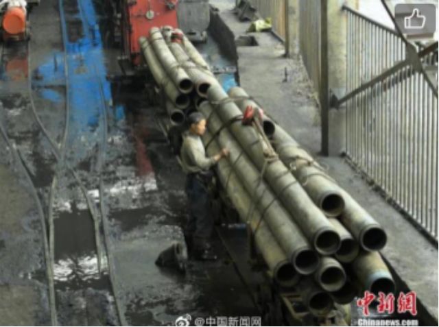 上海一男子持刀砍人，民警开枪击伤并送医【三分钟法治新闻全知道】