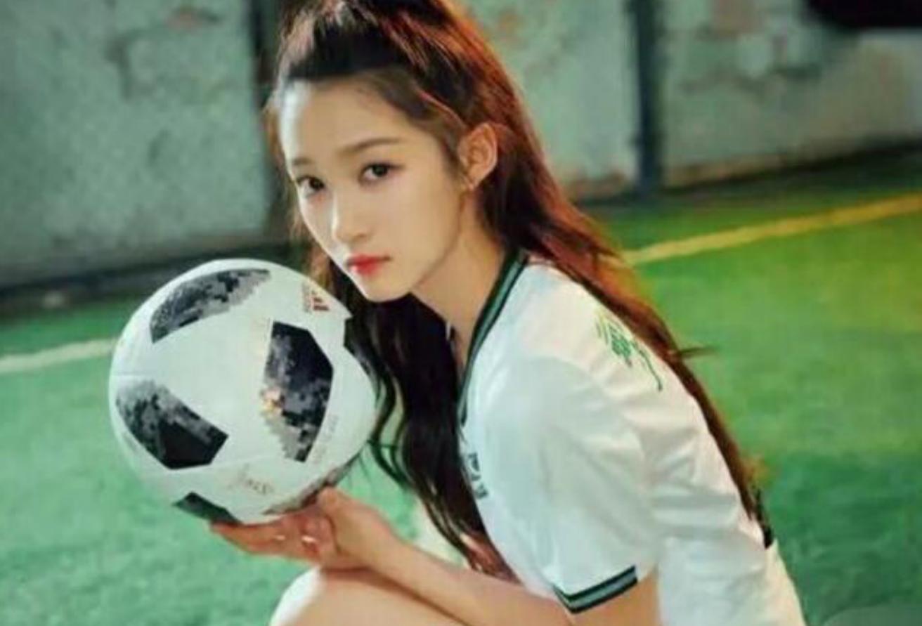关晓彤关于足球的照片,关晓彤足球照
