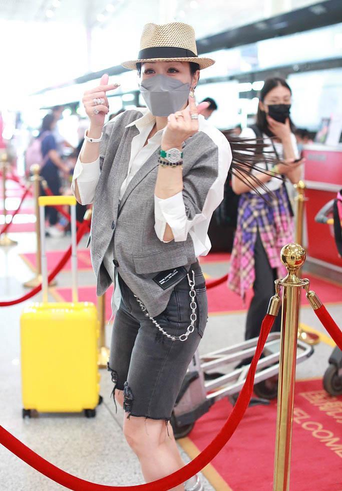 钟丽缇穿炫装亮相教外国友人说,钟丽缇一家穿亲子装牵手现身机场