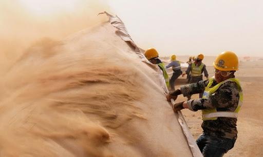 中国沙漠修公路发现一个村,中国花50亿买下沙漠在哪里