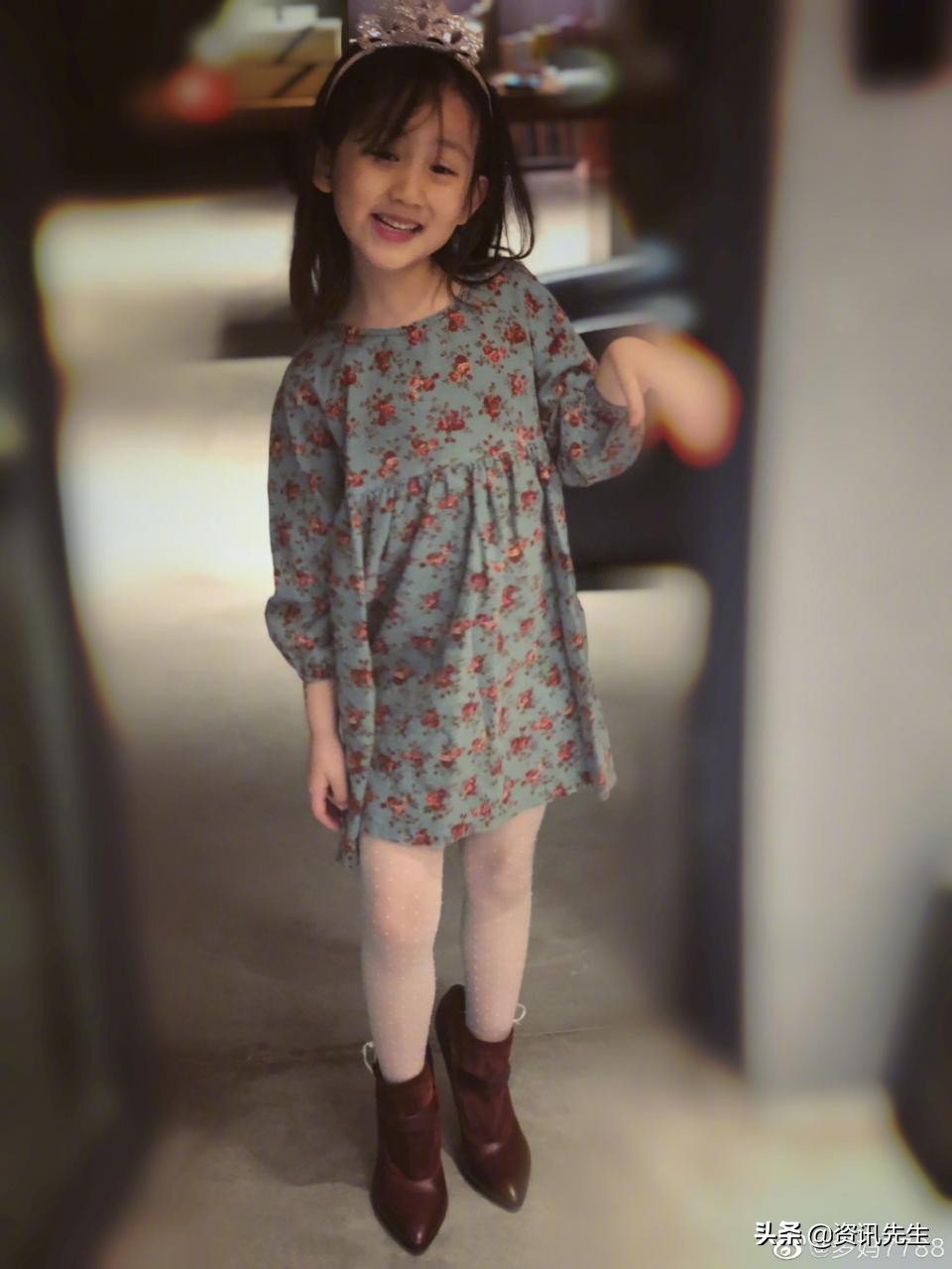 黄磊小女儿穿高跟鞋,黄磊女儿穿花裙显成熟