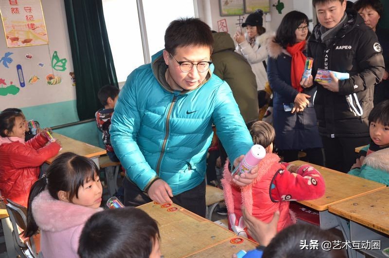 石家庄24人足球队携手童学慧教育公益行为行唐孩子们上足球课