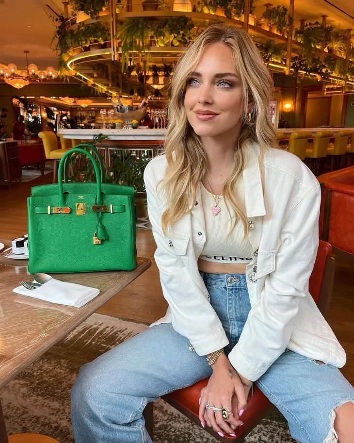 三里屯偶遇大幂幂,杨幂和闺蜜在三里屯逛街遭搭讪